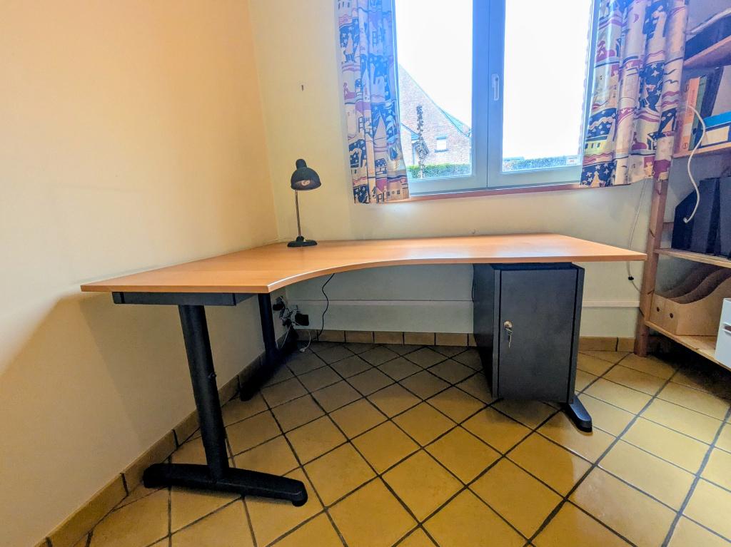 Beau bureau Ikea (Galant réf. 18222), Huis en Inrichting, Bureaus, Gebruikt, IKEA, In hoogte verstelbaar, Ophalen