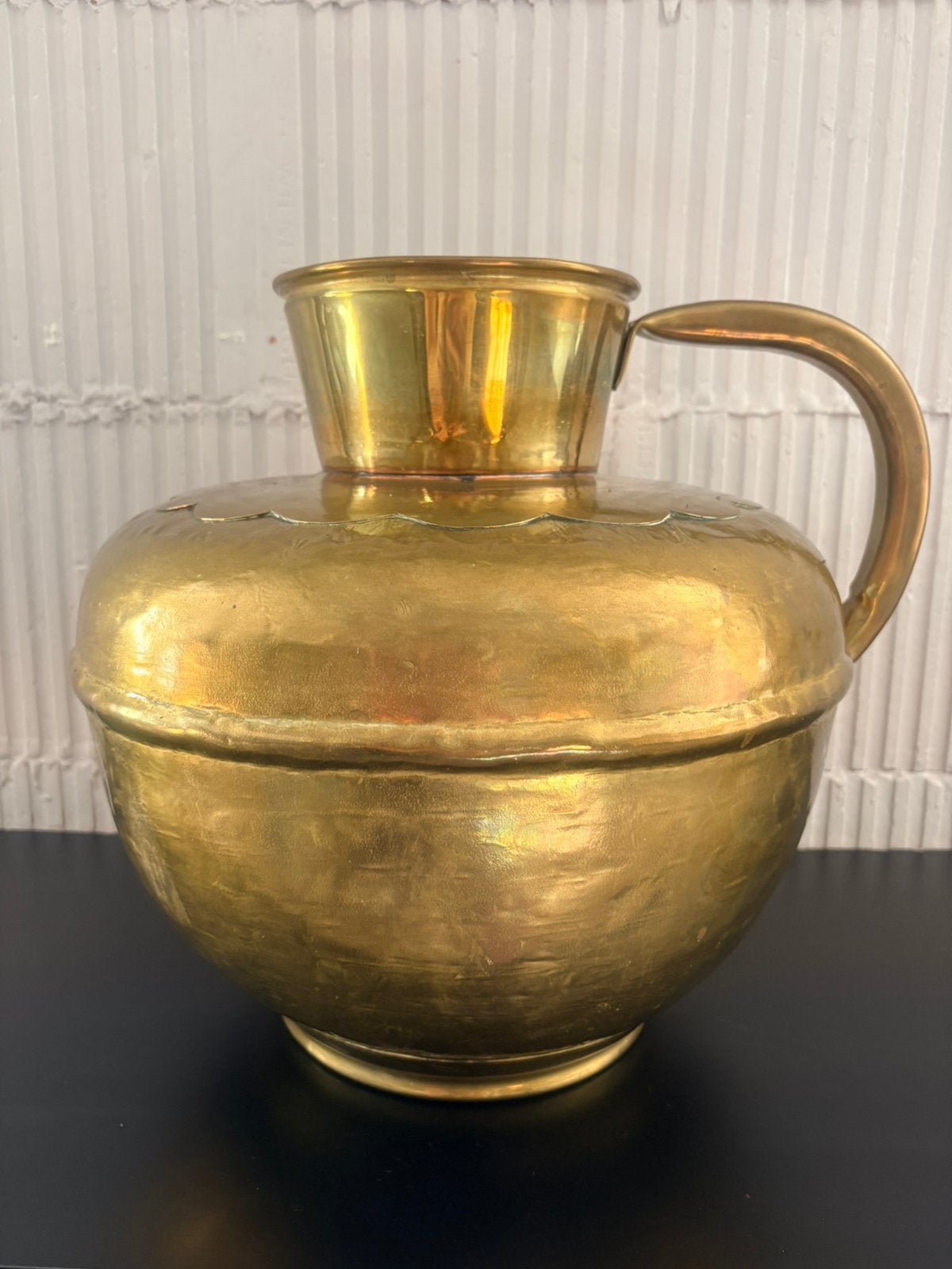 Grand pichet / pot à eau vintage en laiton martelé, Antiek en Kunst, Ophalen