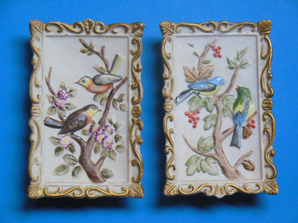 2 wandtegeltjes met vogels in reliëf  - 7,5 x 12 cm, Antiek en Kunst, Ophalen of Verzenden