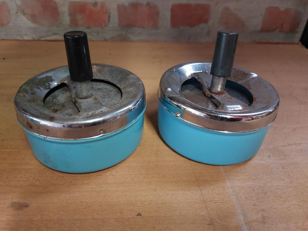 Set van 2 retro asbakken – blauw / chroom – draaideksel, Antiek en Kunst, Ophalen