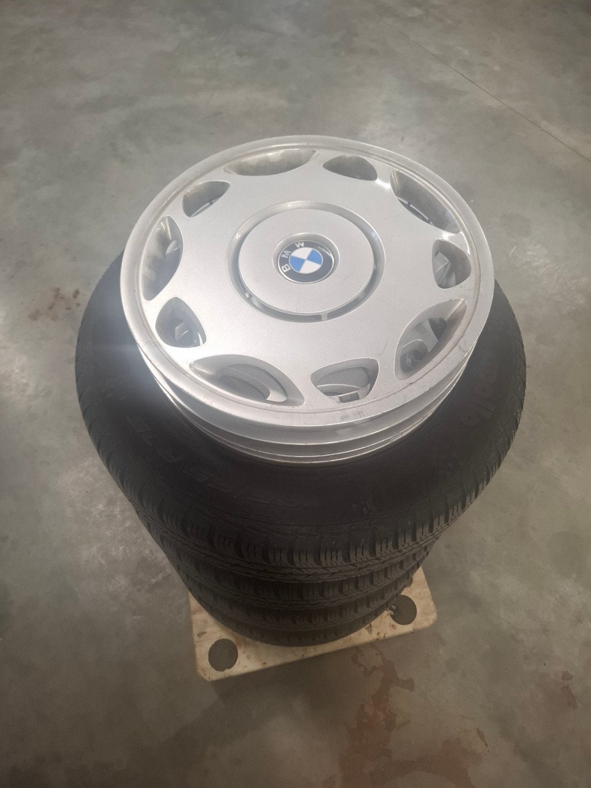 BMW winter velgenset E36 staal 185/65R15 met wieldoppen, Auto-onderdelen, Banden en Velgen, Banden en Velgen, All Season, 15 inch