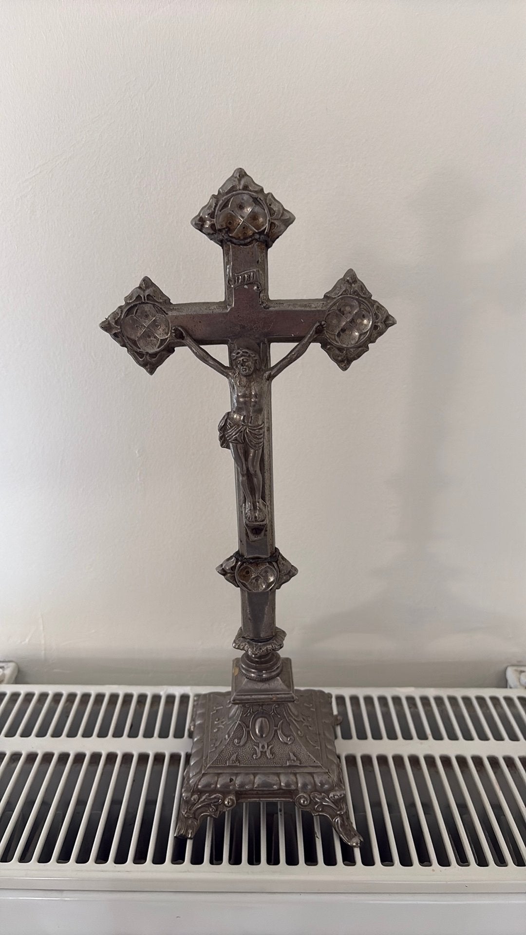 Grand Crucifix de table ancien en régule argenté, Antiquités & Art, Enlèvement ou Envoi