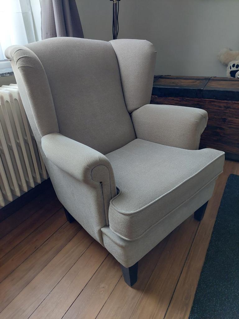 Fauteuil taupe, Enlèvement