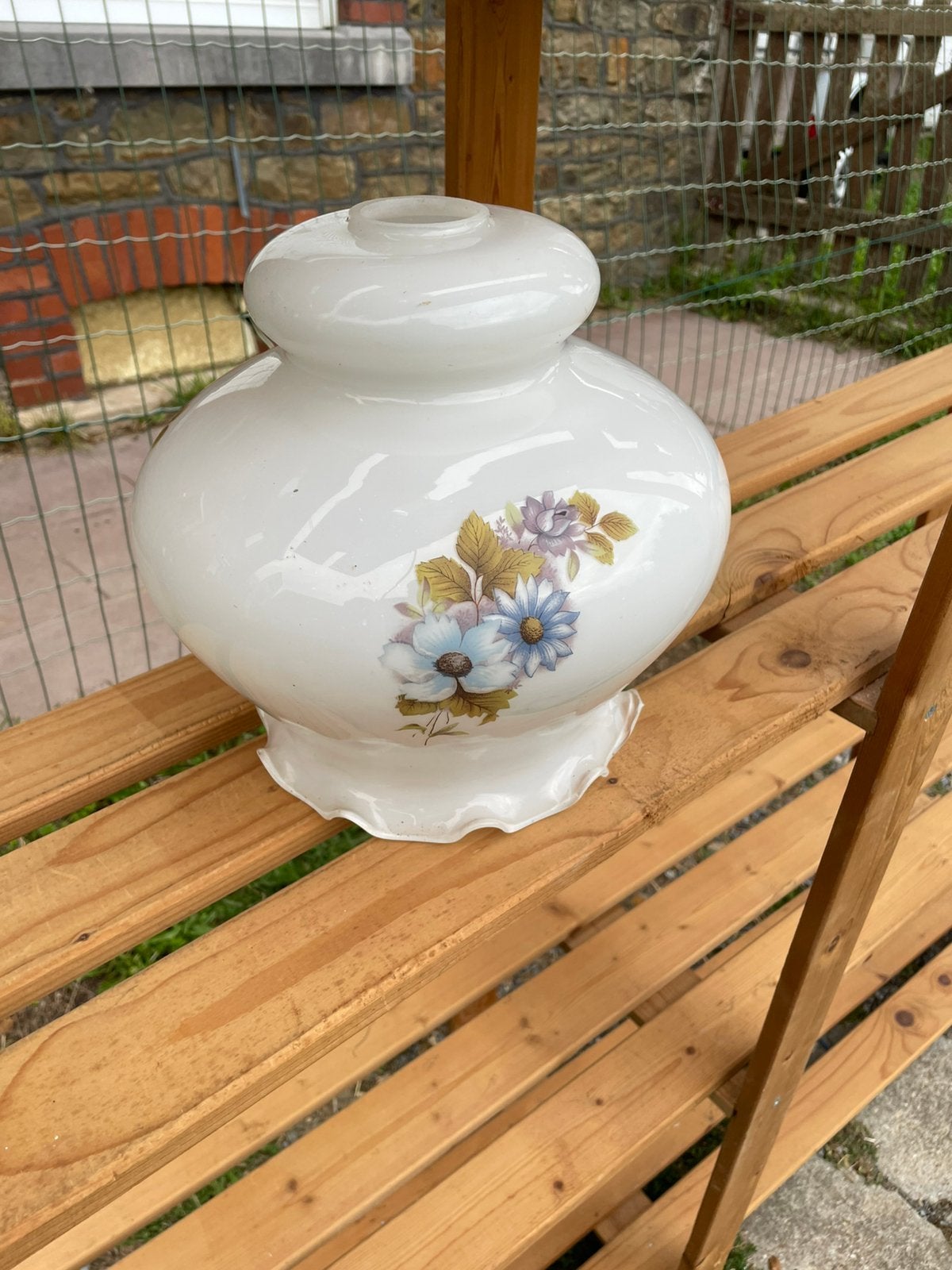 Globe / Abat-jour vintage en verre opalin blanc deco floral, Maison & Meubles, Lampes | Abat-jour, Suspension, Comme neuf, Enlèvement