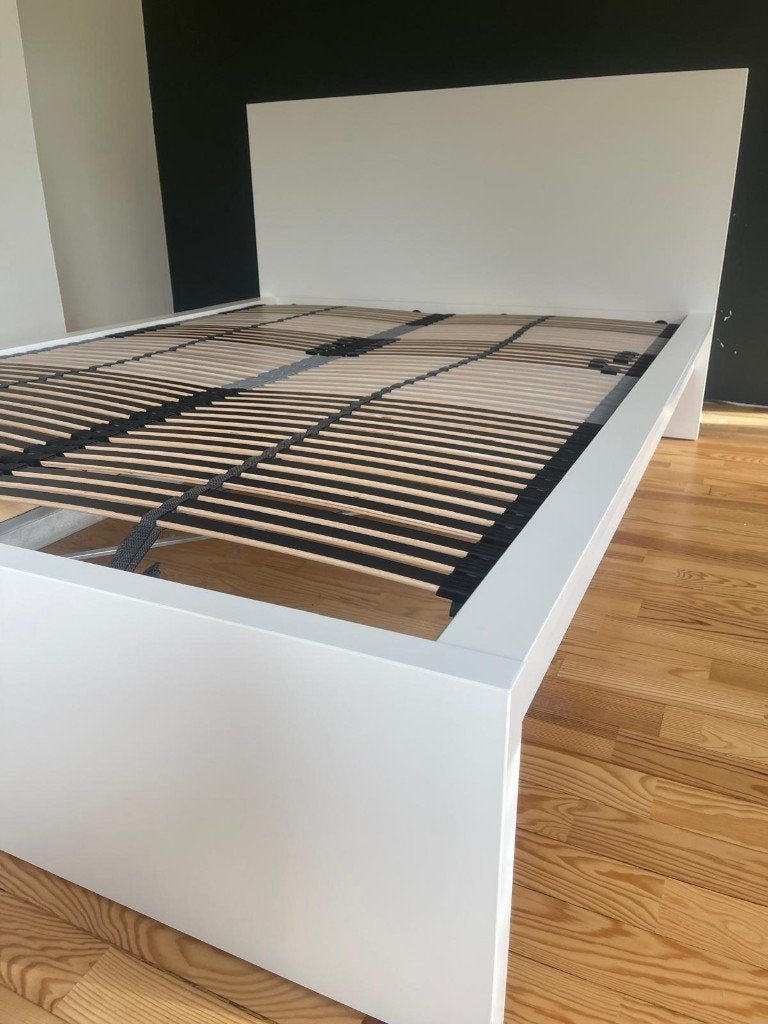 Lit 2 personnes 140x200 cm, sommier et table de nuit, Maison & Meubles, 140 cm, Enlèvement, Utilisé, 200 cm