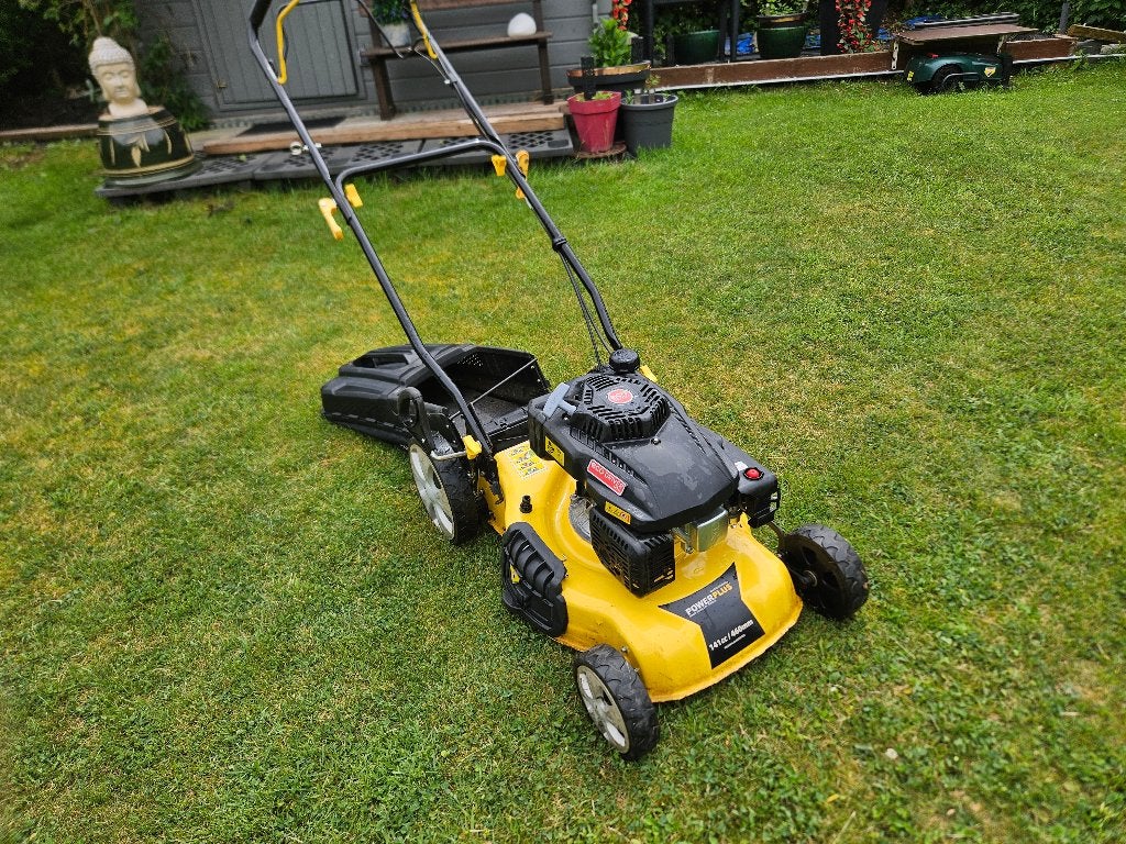 Powerplus zelfrijdende grasmaaier, Tuin en Terras, Grasmaaiers, Ophalen, Cirkelmaaier, Gebruikt, Benzine-grasmaaier