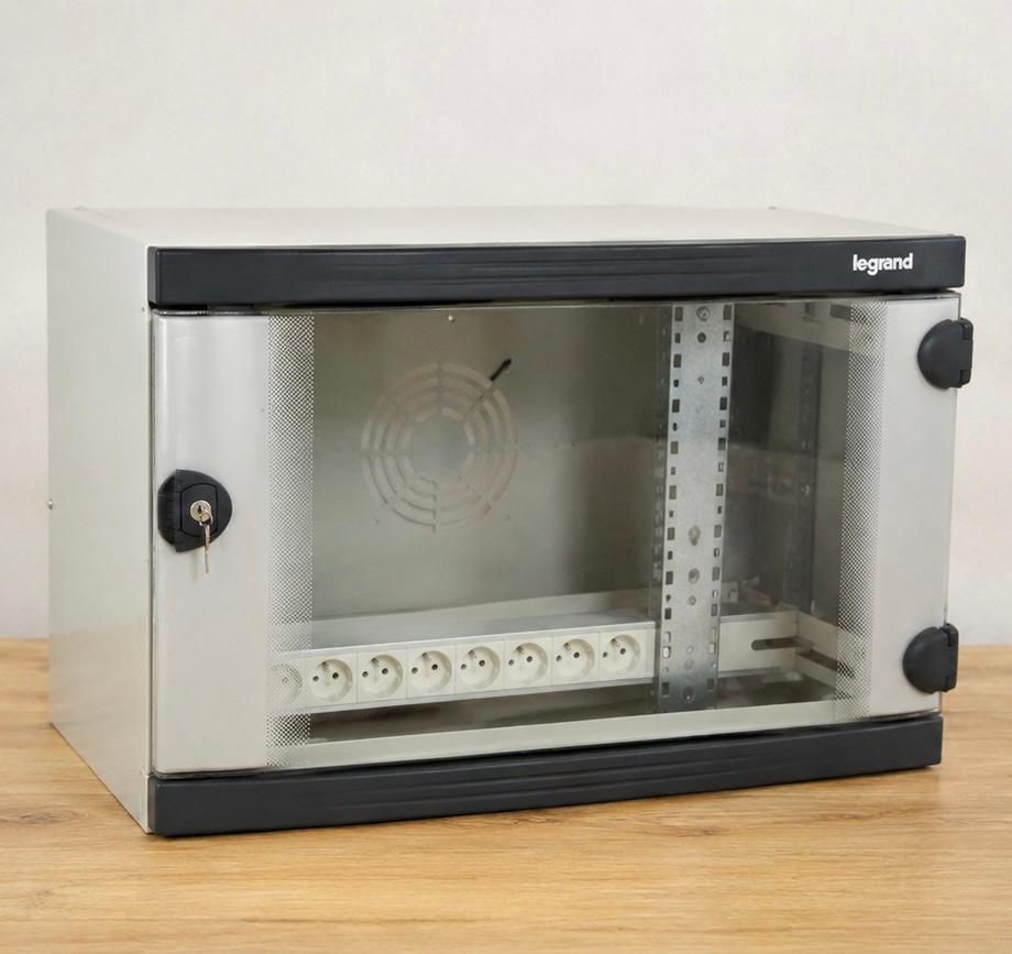 Legrand 19-inch netwerkkast voor wandmontage, Ophalen, Gebruikt, Glas, Plaatstaal
