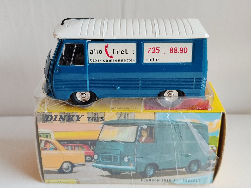 Dinky Atlas _ Peugeot J7 van „Allo Fred” - ref. 570, Ophalen of Verzenden, Nieuw, Bus of Vrachtwagen, Dinky Toys