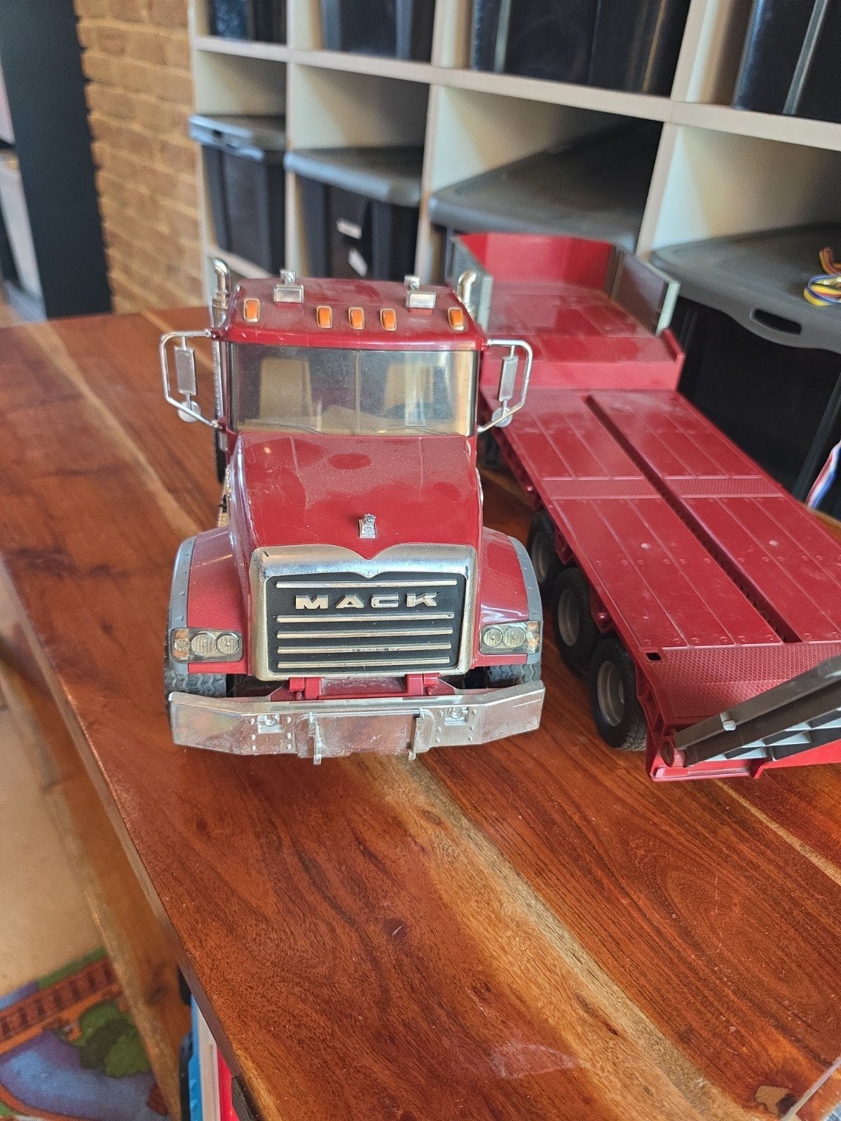 Mack Granite met Bruder-trailer, Ophalen