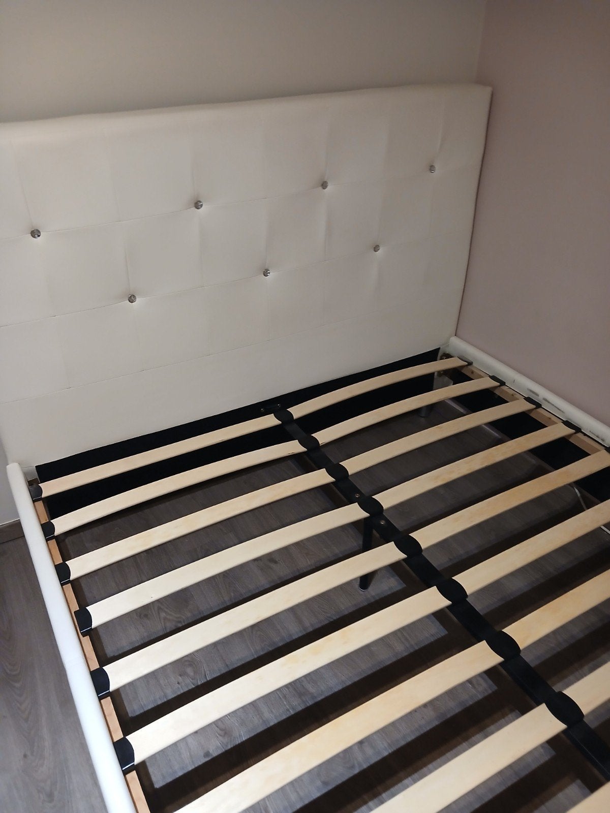 lit  blanc simili  cuir avec strass 140x200, Maison & Meubles, Chambre à coucher | Lits, Enlèvement, Blanc, 200 cm, 140 cm