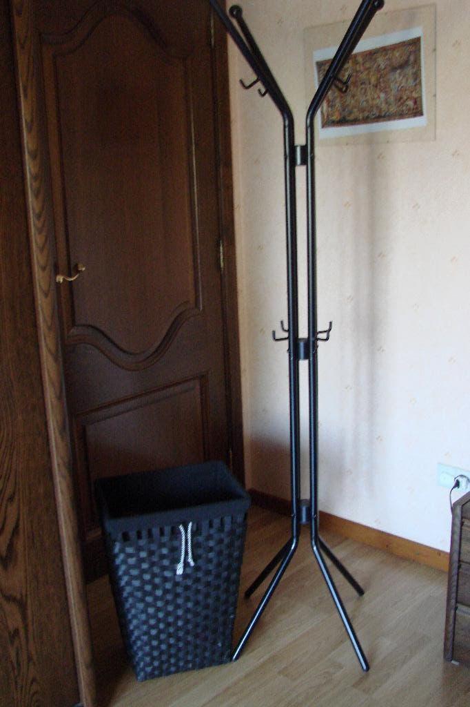 kapstok staand met rieten mand, Huis en Inrichting, Ophalen, Zo goed als nieuw, Metaal, Staande kapstok