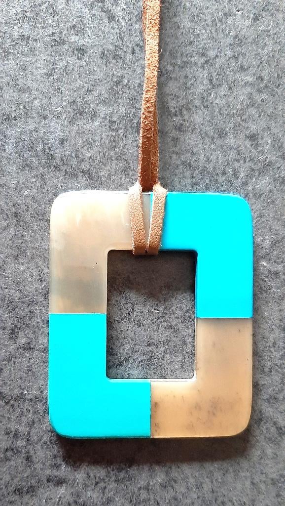Te koop: Nieuw!!  Mooie turquoise  hanger van "Mayerline", Handtassen en Accessoires, Ophalen, Nieuw, Blauw, Overige materialen