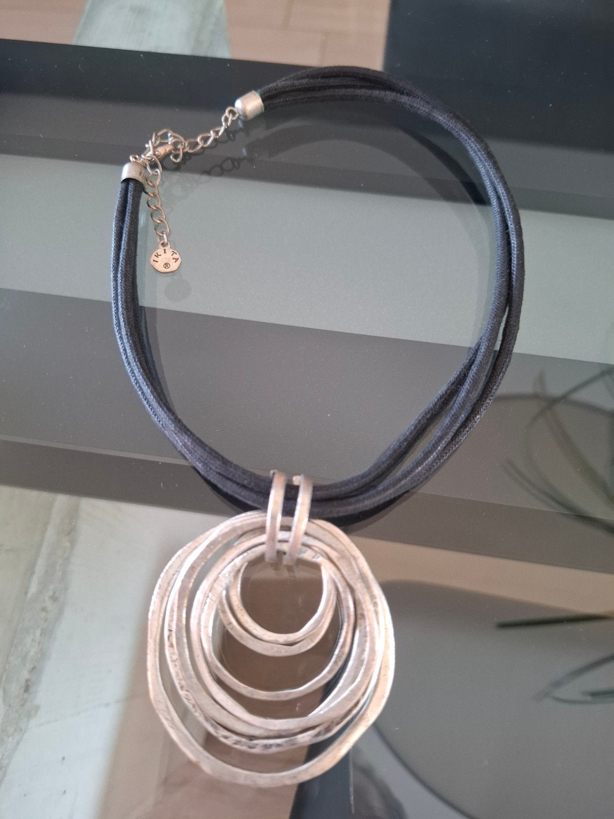 Collier ikita 3 cordons noir cercles argenté martelé, Bijoux, Sacs & Beauté, Colliers, Comme neuf, Noir, Argent, Réglable
