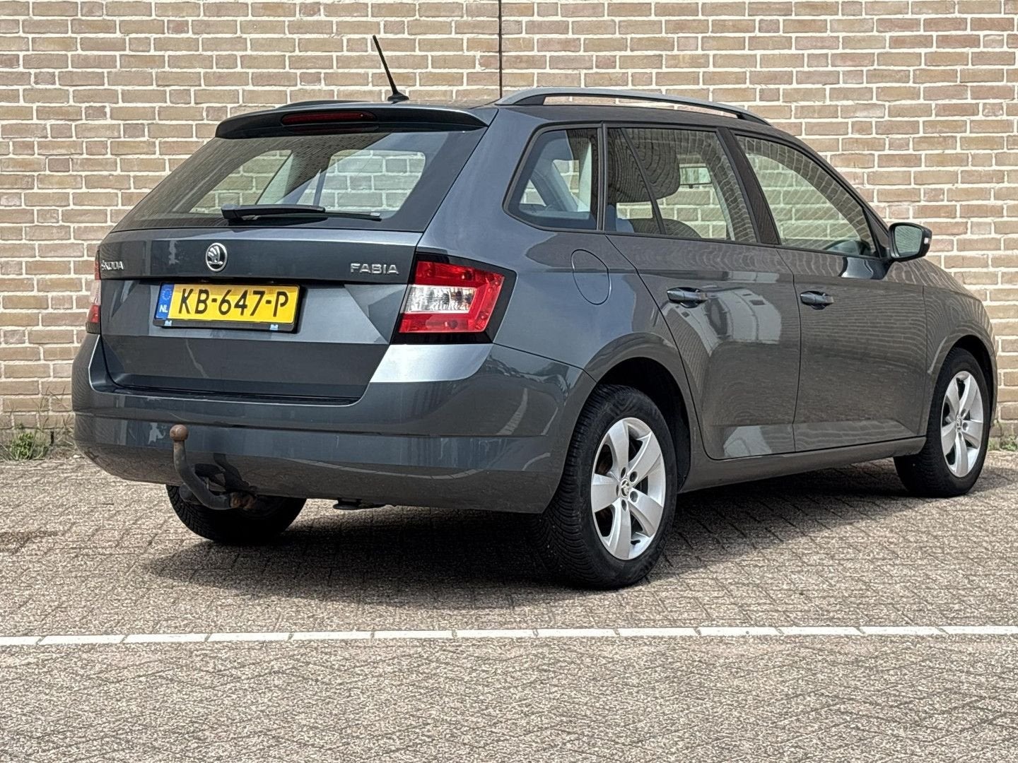 Skoda Fabia Combi 1.0 Style | Airco | Cruise | Trekhaak | AP, Auto's, Skoda, Zwart, 109 g/km, Bedrijf, Traction-control