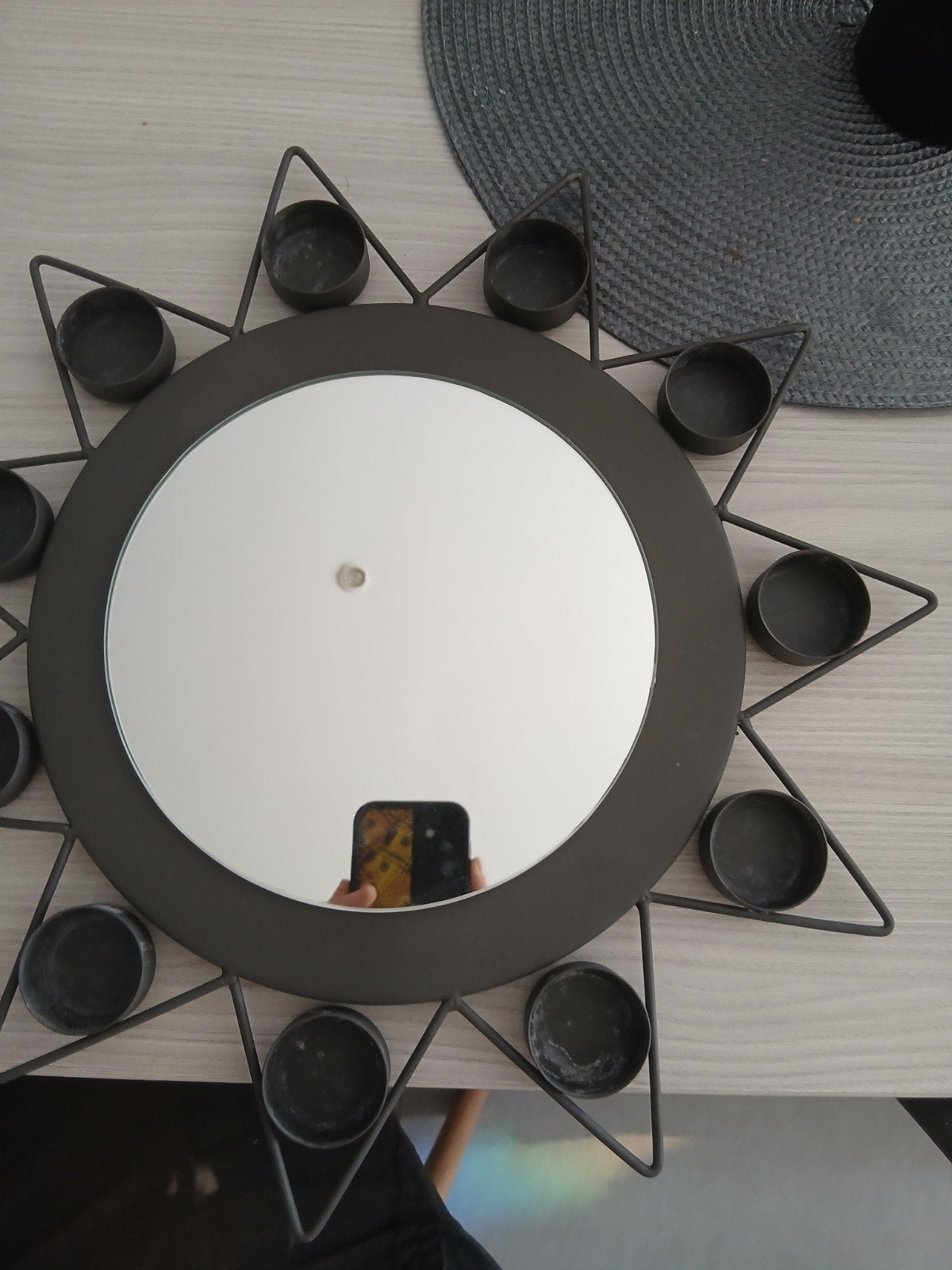 Zwarte zonnespiegel met kaarsenhouders – modern wanddecorati, Huis en Inrichting, Woonaccessoires | Spiegels, Ophalen, Minder dan 50 cm