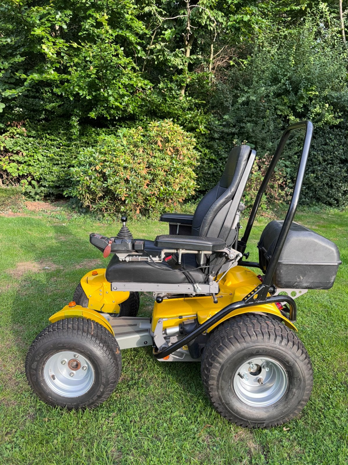 Permobil X850 met dikkebanden geschikt voor alle tranen, Ophalen of Verzenden, Inklapbaar, Zo goed als nieuw, Elektrische rolstoel