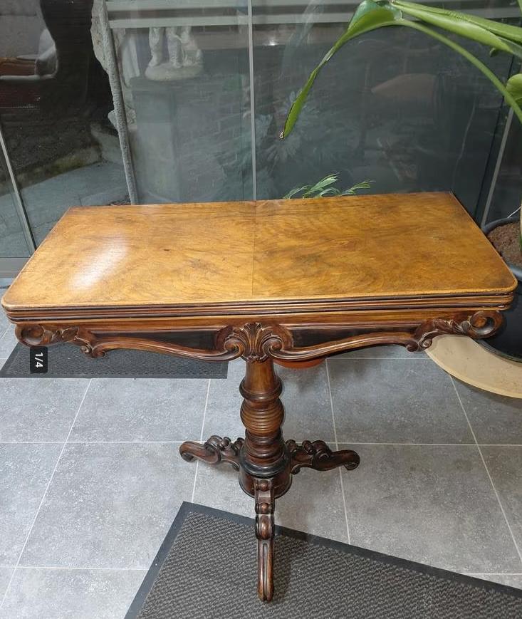 19e-eeuwse gebeeldhouwde walnoot- en eboniseerde kaarttafel, Antiek en Kunst, Ophalen of Verzenden