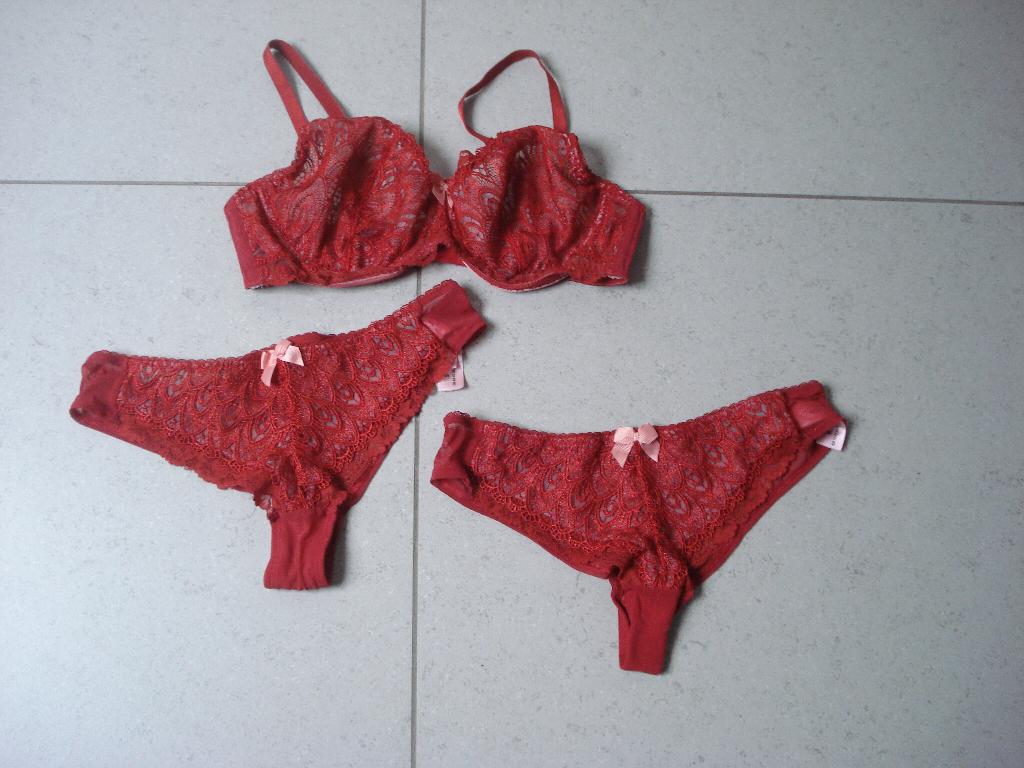 Set: Hunkemöller beha + 2 slips, dames. mt 80D S/M, Hunkemöller, Ophalen of Verzenden, Rood, Setje