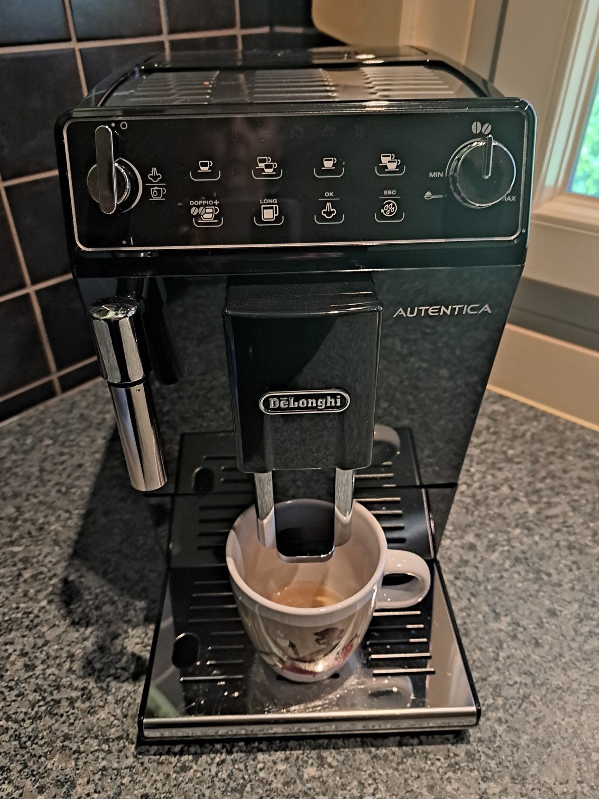 La machine à café entièrement automatique Longhi Authentica, Electroménager, Réservoir d'eau amovible, Café moulu, Comme neuf