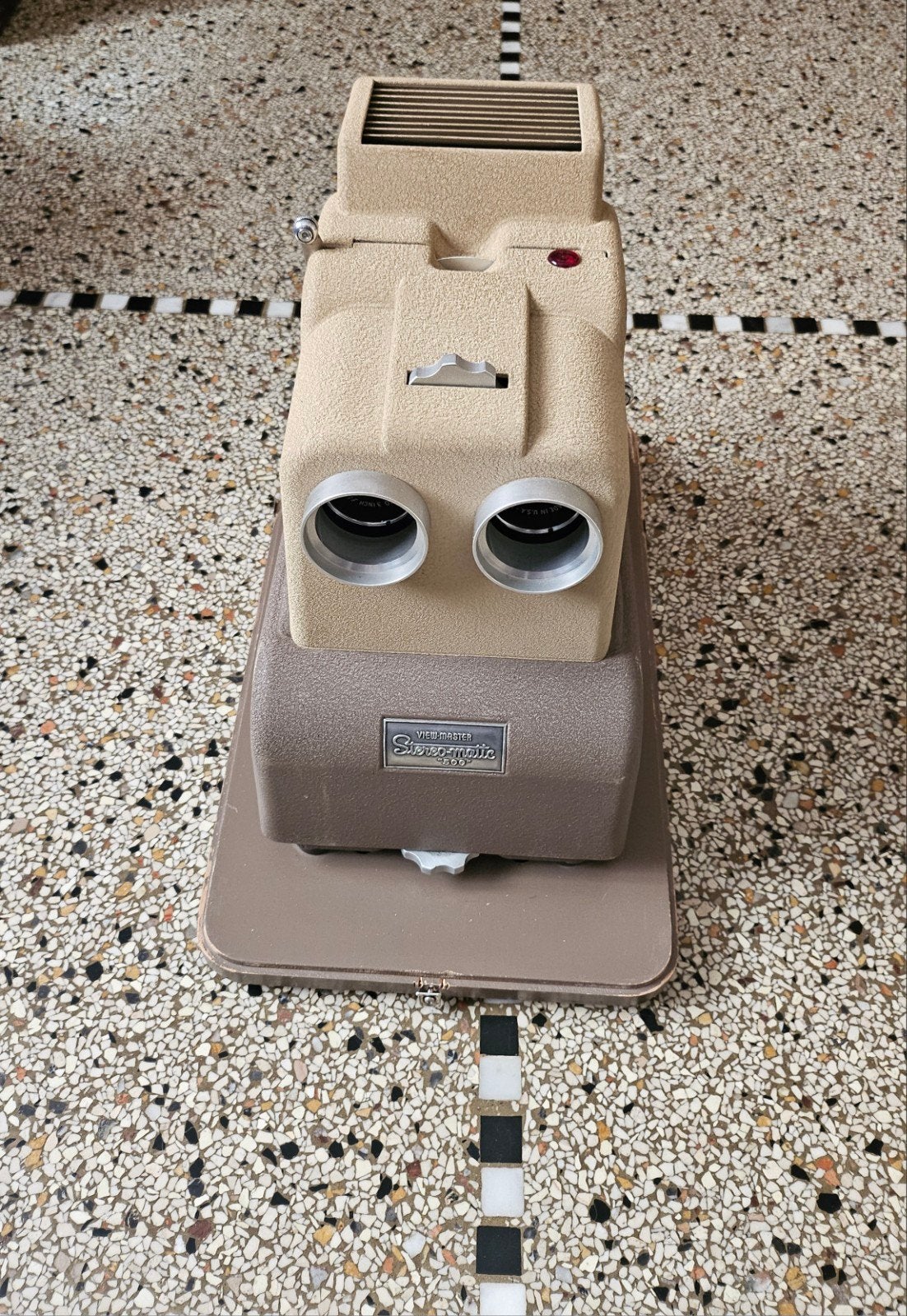 Viewmaster-beschermer, Ophalen