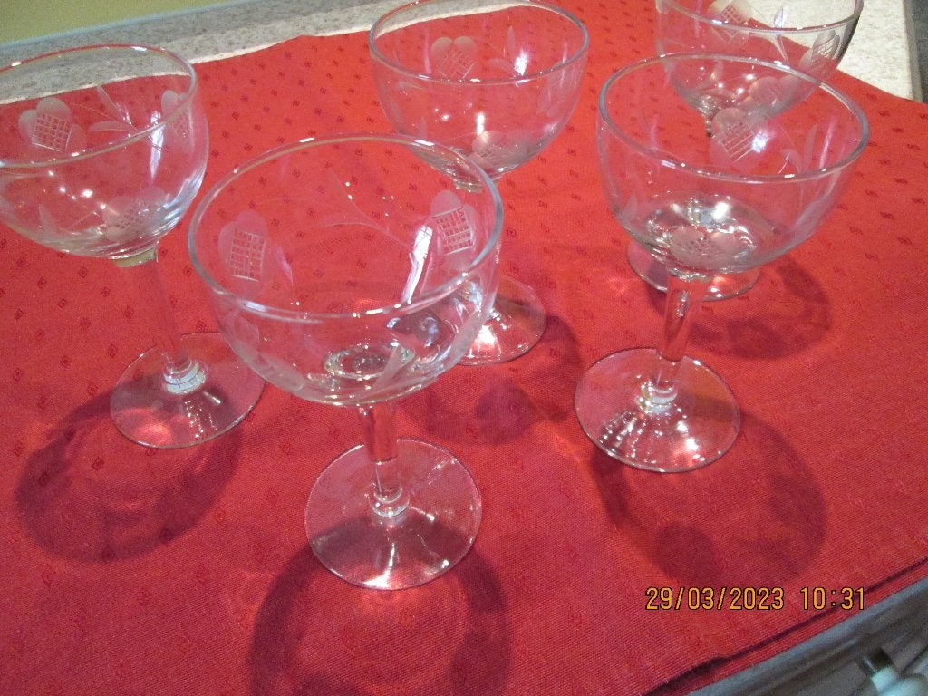 Verres (5) à vin rouge ou blanc sur pied, Enlèvement, Neuf, Autres types