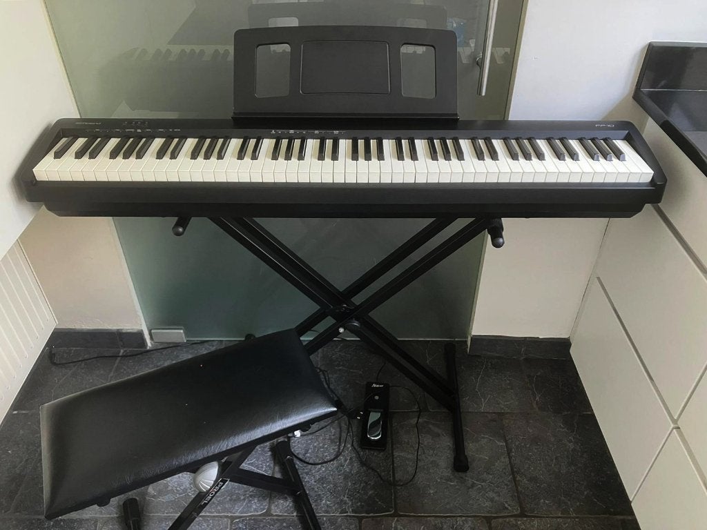 Piano numérique Roland FP-10 + accessoires (très bel état !), Muziek en Instrumenten, Piano's, Gebruikt, Piano, Zwart, Digitaal