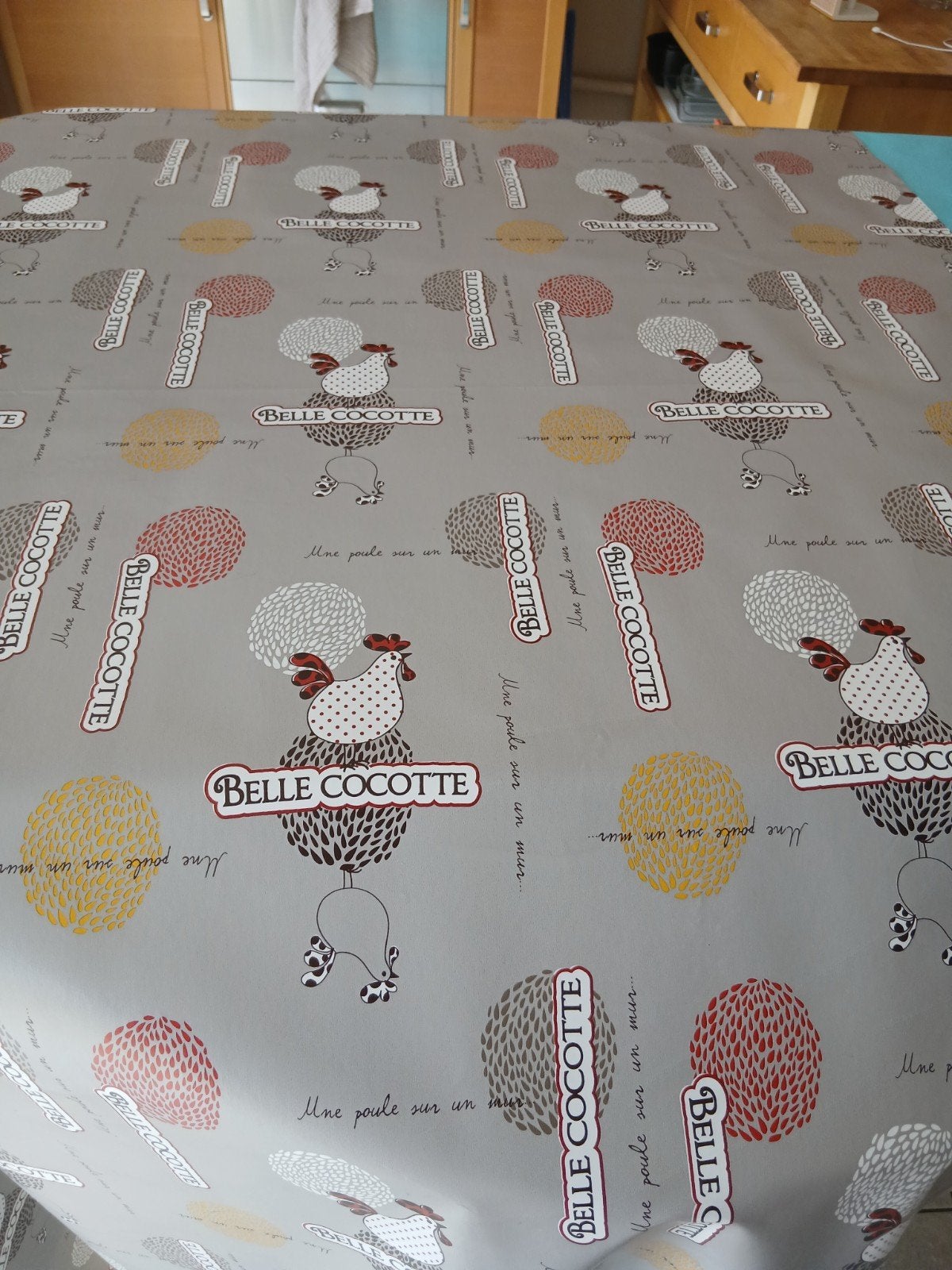 Nappe neuve en toile cirée; fond taupe, dessins poules, Huis en Inrichting, Tafelkleden, Ophalen, Nieuw, 137 cm, Kunststof