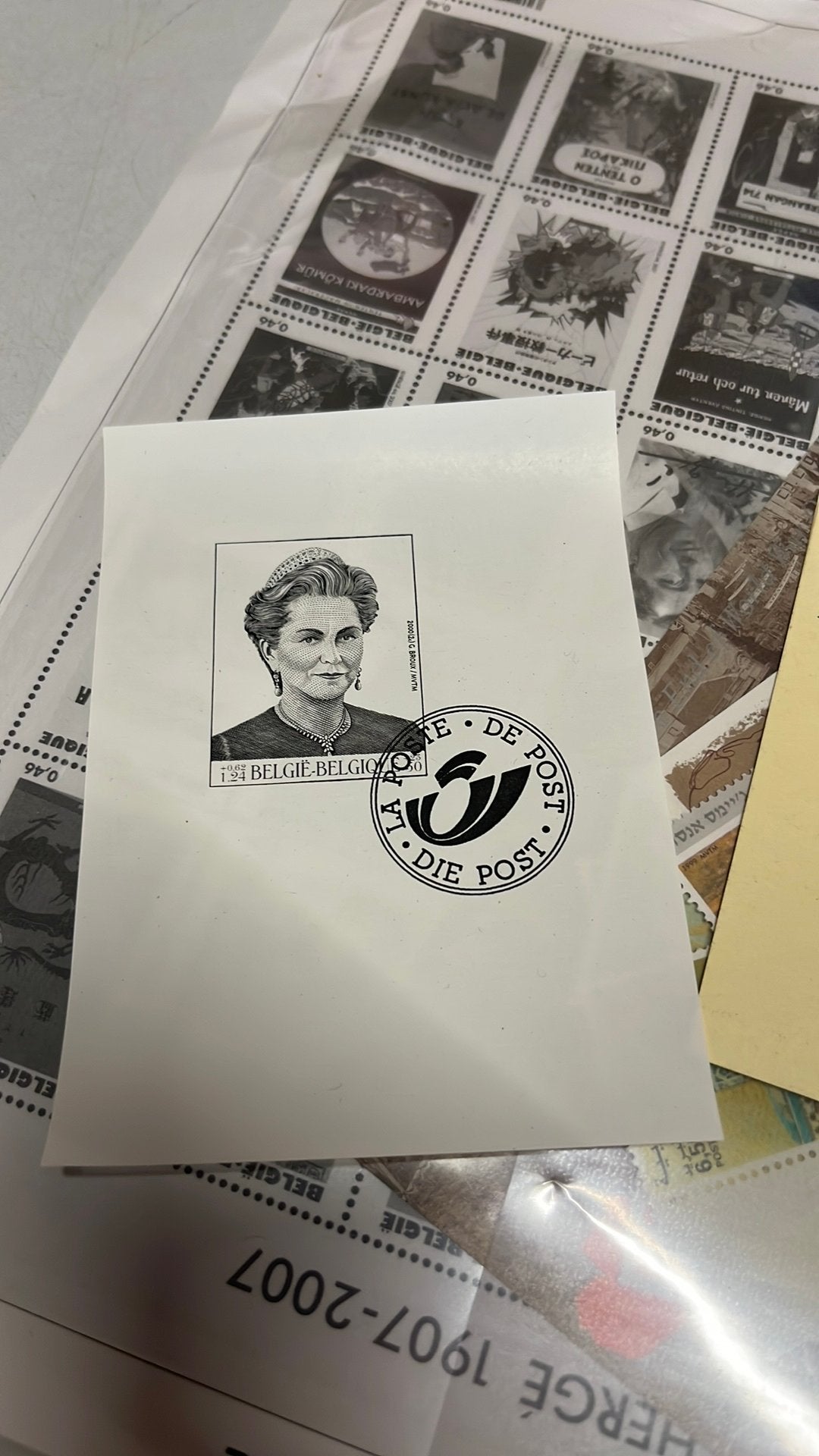 Zwart wit postzegelvel Koningin Paula, Envoi