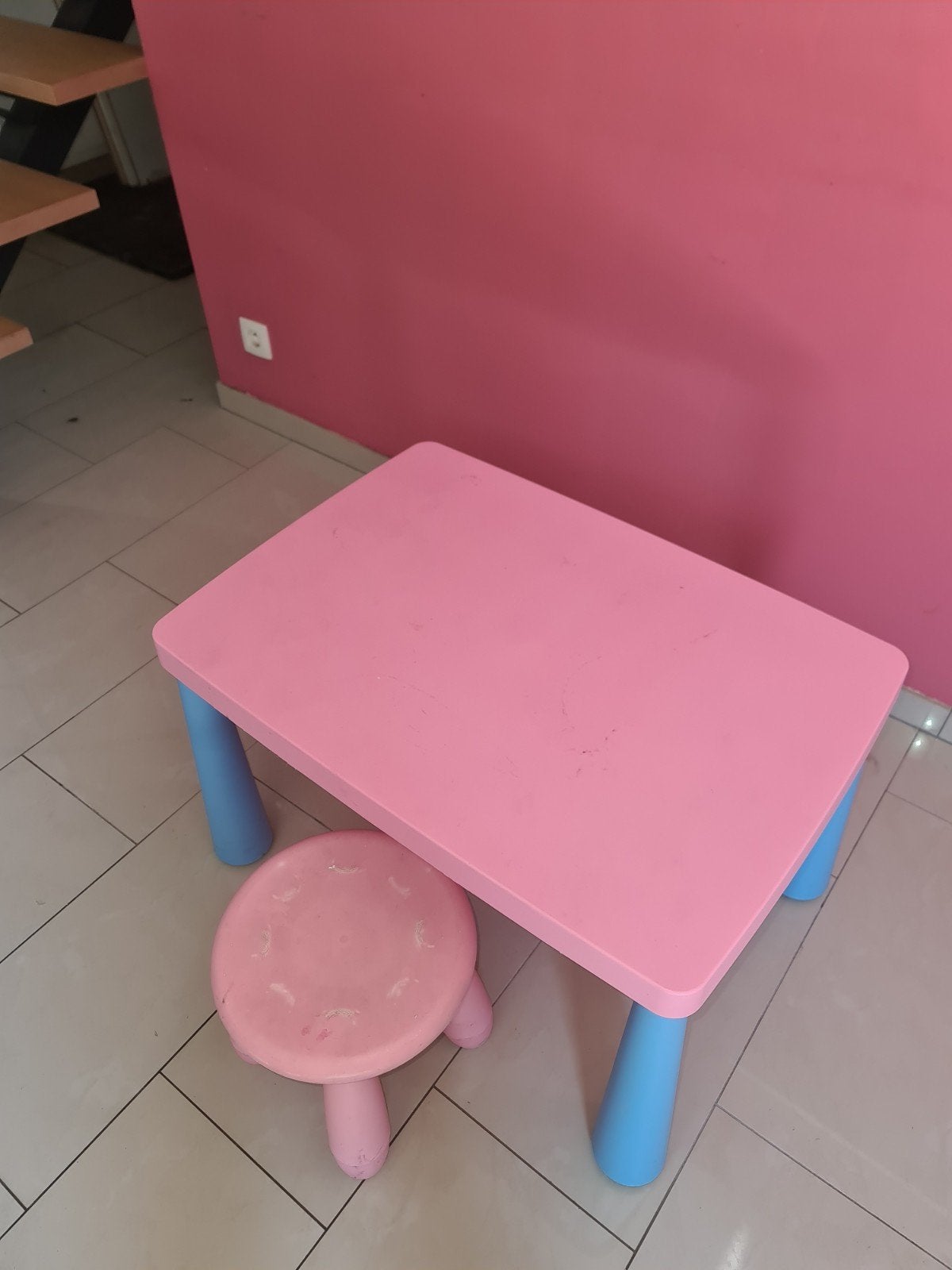 Table et tabouret en plastique., Enfants & Bébés, Chambre d'enfant | Tables & Chaises, Enlèvement