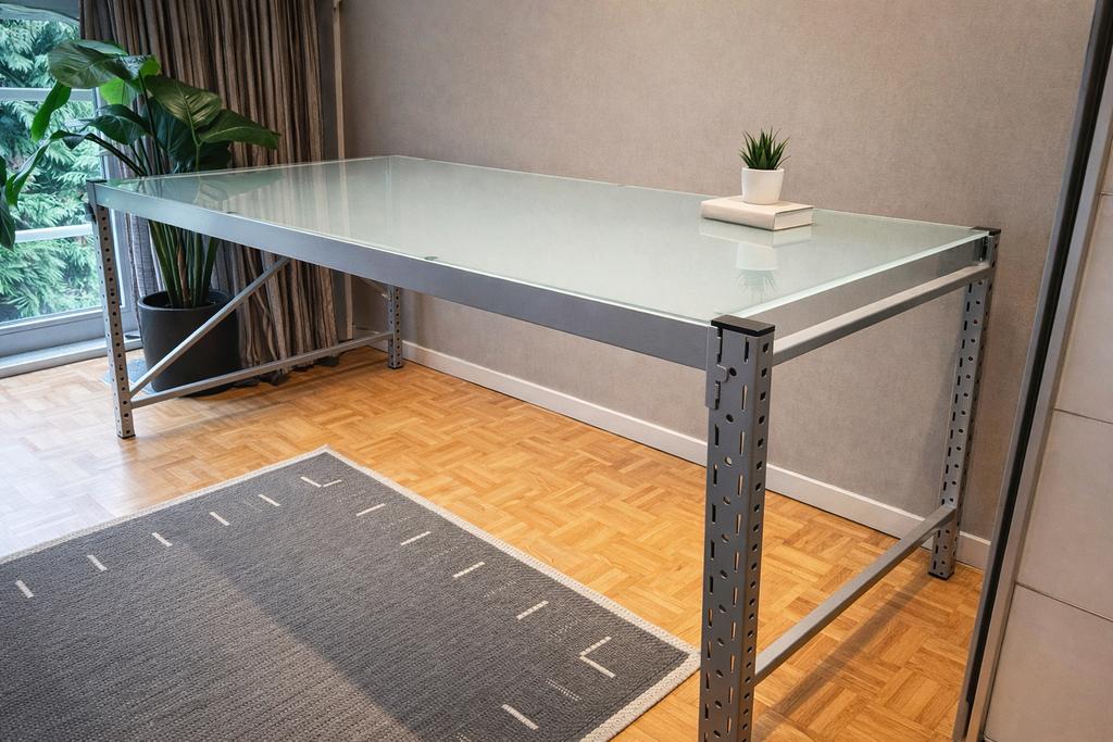 Grand bureau design industriel – plateau en verre, Maison & Meubles, Bureaux, Comme neuf, Industriel, Verre, Enlèvement