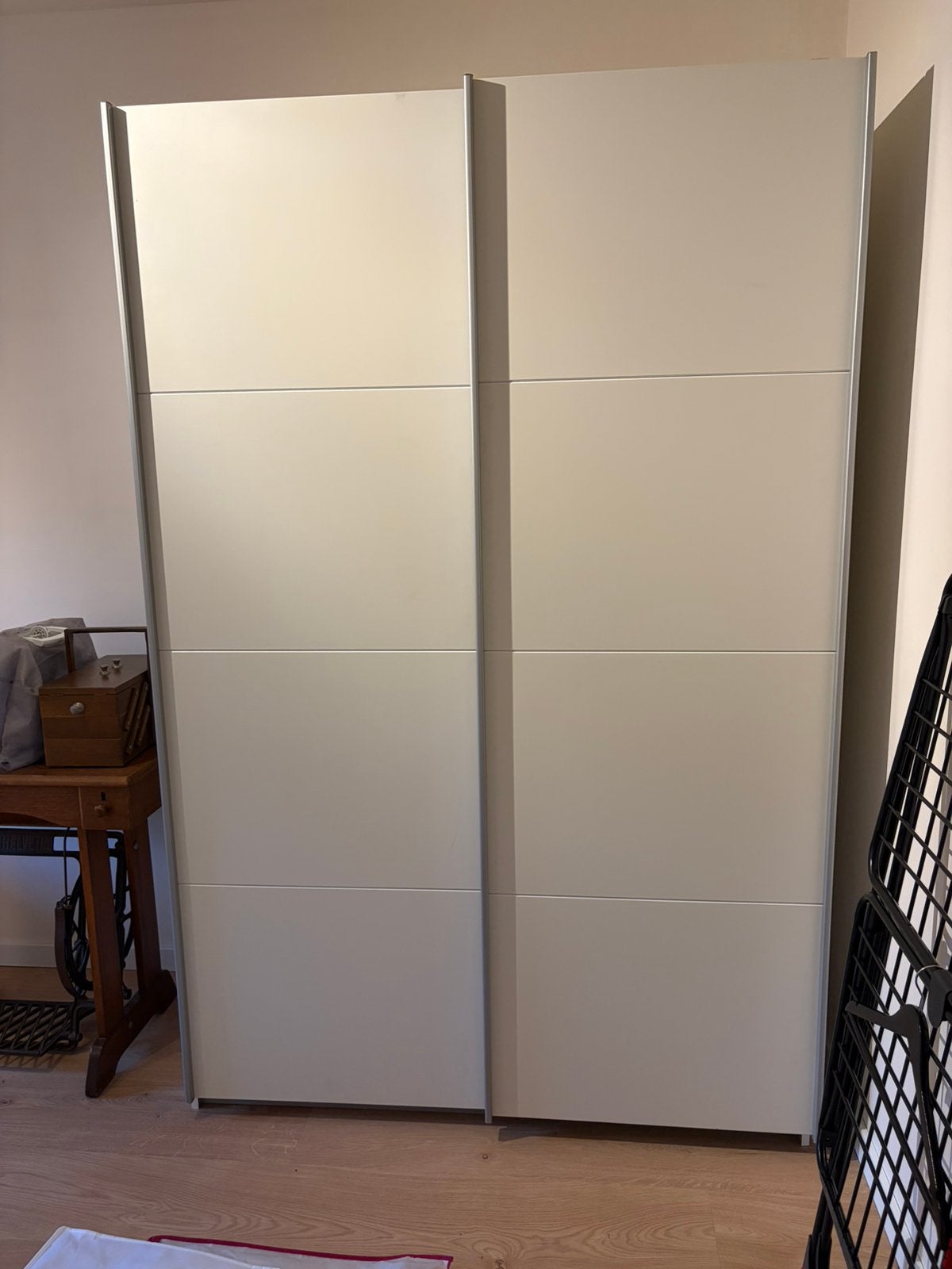 Witte kleerkast met schuifdeuren -legplanken en hangroede, Huis en Inrichting, Kasten | Kleerkasten, Ophalen, Met deur(en), 100 tot 150 cm