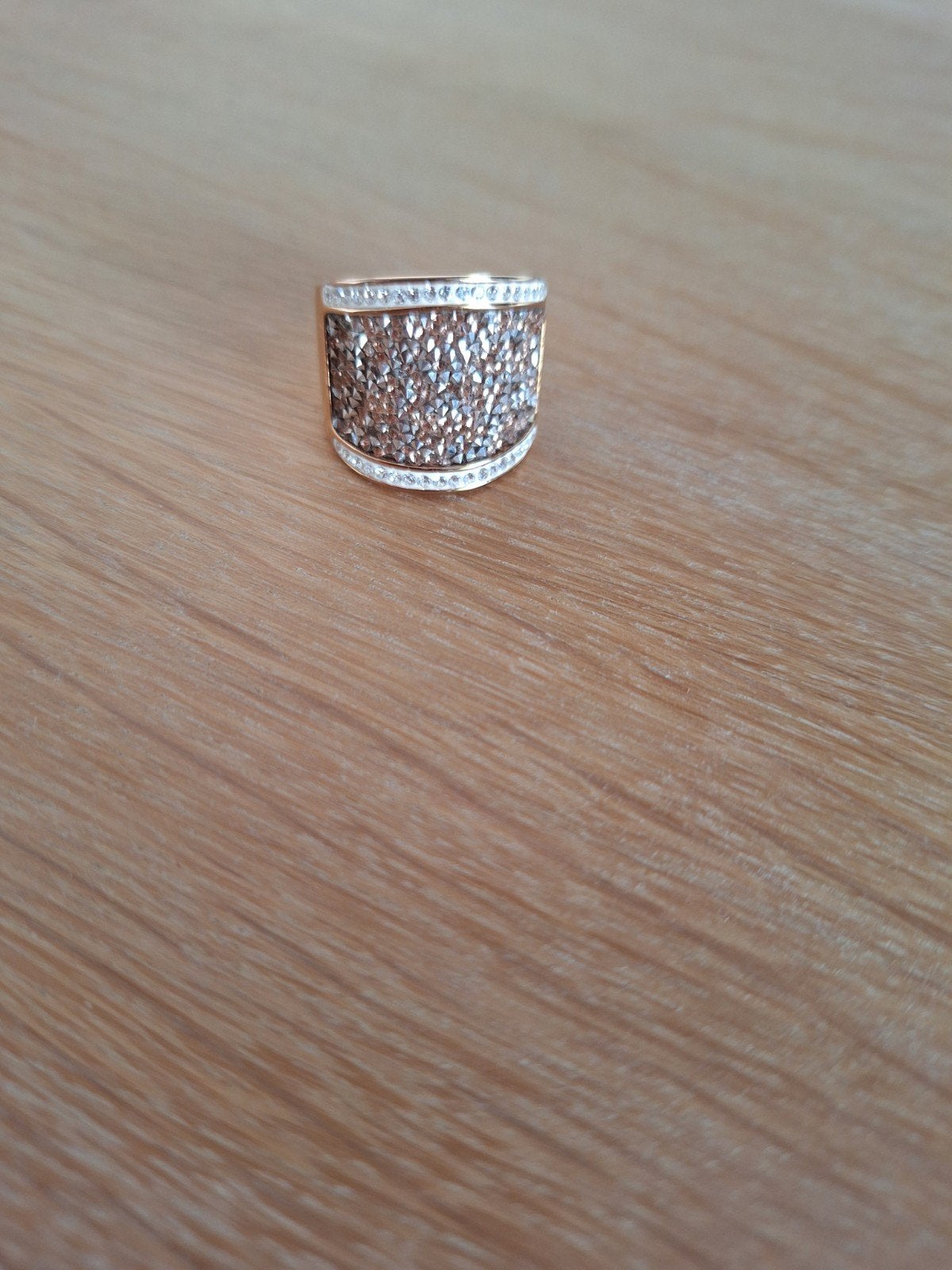 VOLLEDIG NIEUW - bruine ring met steentjes van Victoria, Handtassen en Accessoires, Ringen, Ophalen, Nieuw, Dame, Bruin