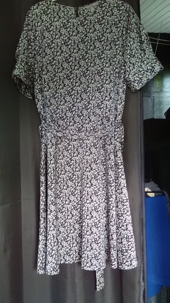 H&M 46 zwart/crèmekleurige midi-jurk, korte mouwen, bloemen, Kleding | Dames, H&M, Zwart, Maat 46/48 (XL) of groter, Nieuw