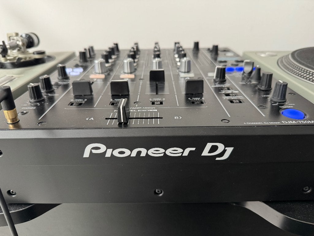 table de mixage Pioneer DJM-750 MKII, Enlèvement ou Envoi, Comme neuf, Moins de 5 canaux, Entrée micro