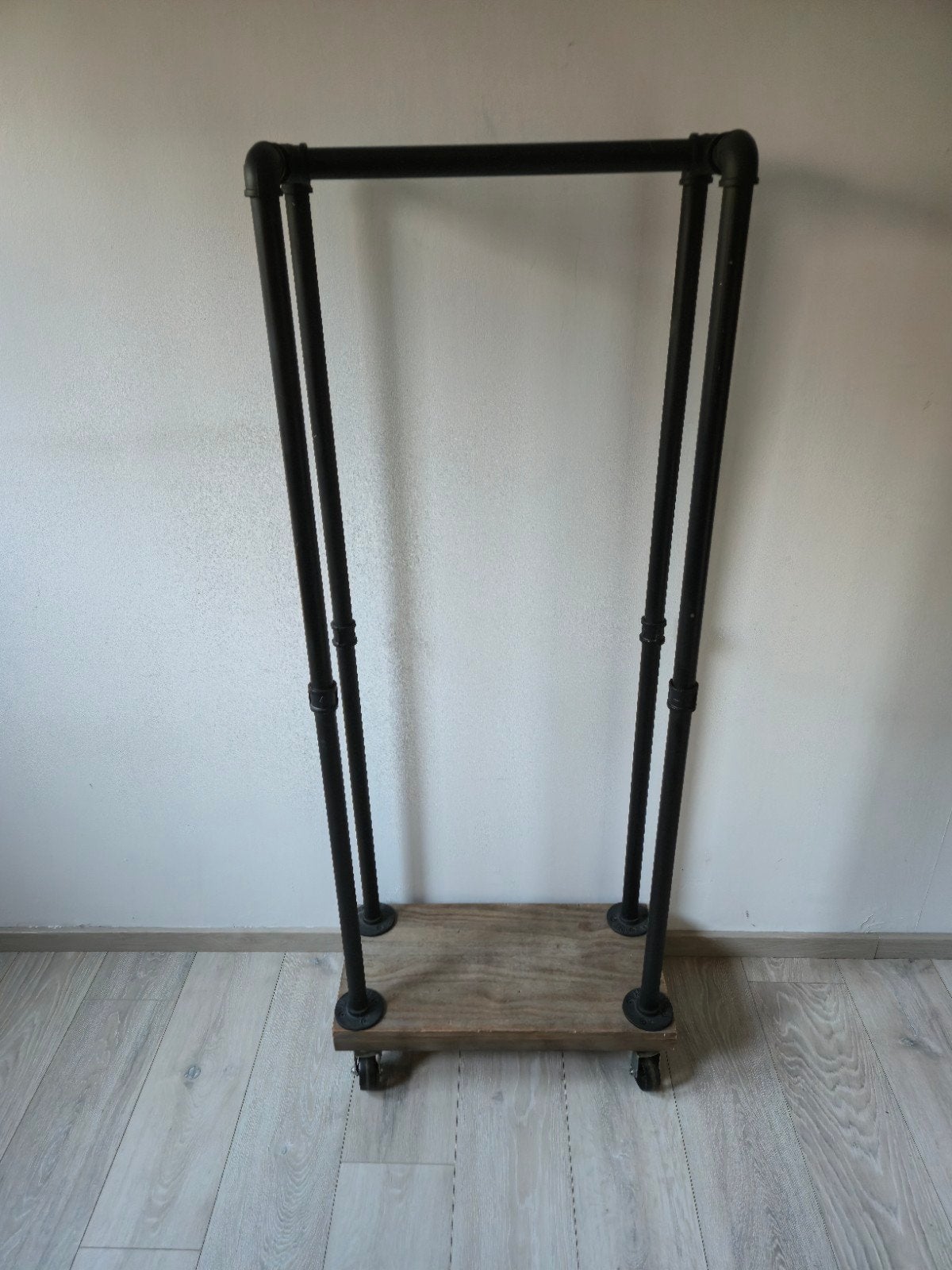 Chariot ou porte-manteaux sur roulettes, Enlèvement