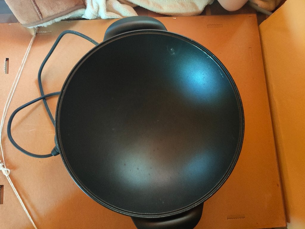 DOMO Elektrische Wokpan 5,5L, Ophalen, Gebruikt, Gietijzer, Antiaanbaklaag