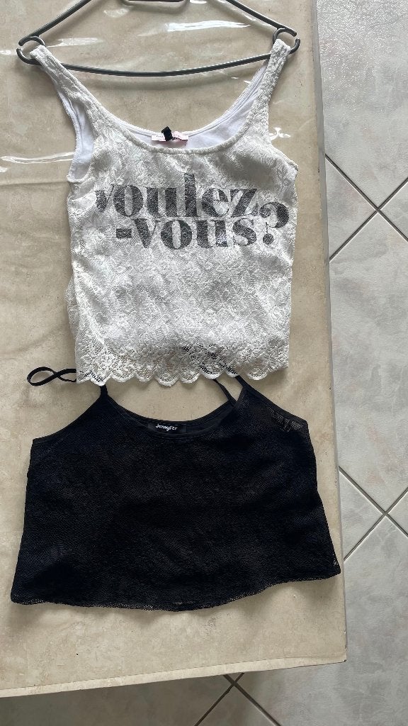 TOP (2) zwart+witte kanten short XS, Kleding | Dames, Topjes, Overige kleuren, Ophalen of Verzenden, Zo goed als nieuw, Zonder mouw
