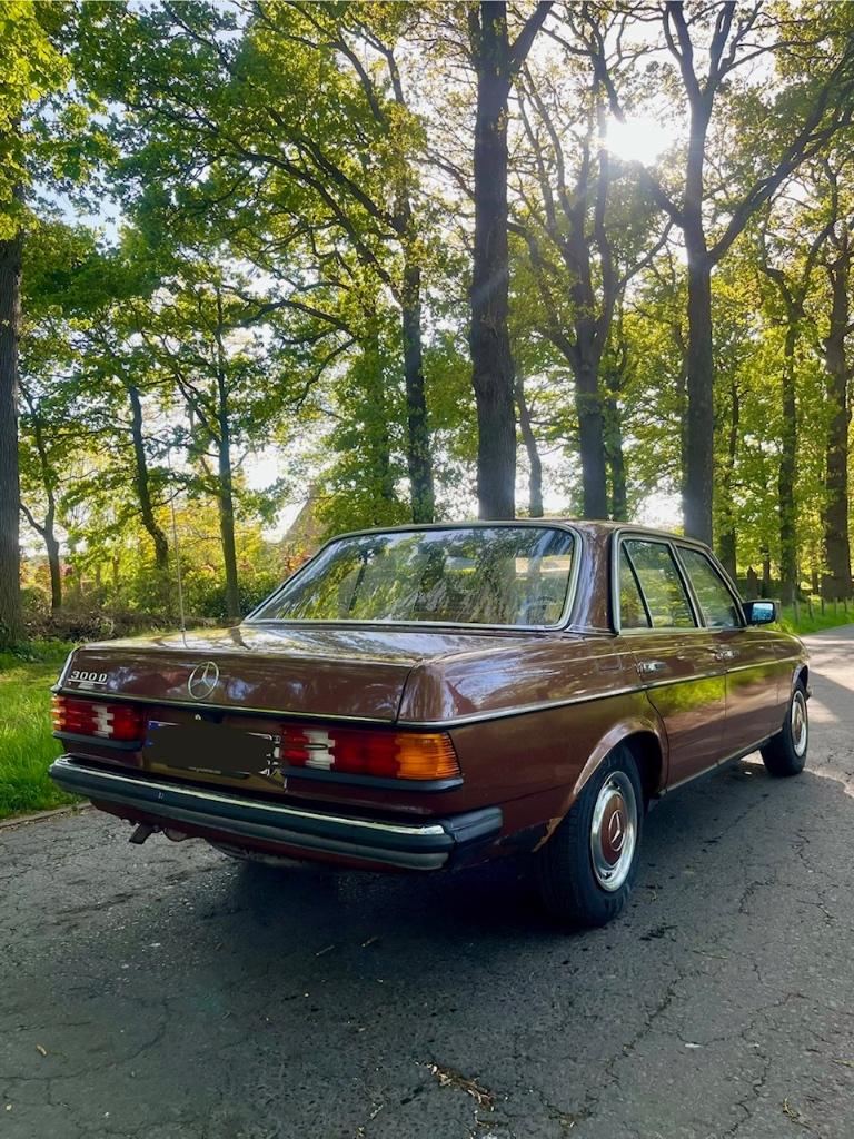 Mercedes-Benz W123 300D, Autos, Mercedes-Benz, Particulier, Série 300, Diesel, Berline, 5 portes, Boîte manuelle, Brun, Brun, Cuir synthéthique