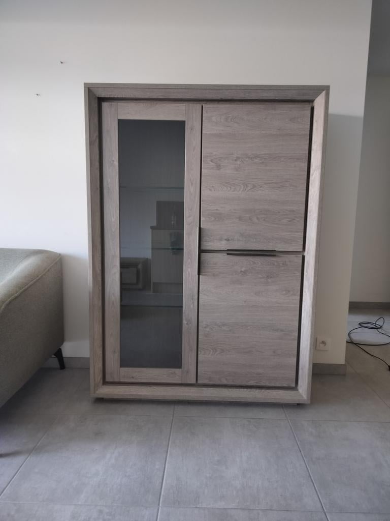 Vitrine en bois marron, Enlèvement