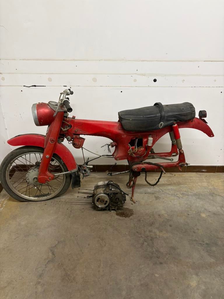 Honda c110 project, Fietsen en Brommers, Ophalen, Frame