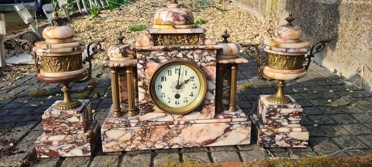 Klok met 2 vazen marmer en messing, Antiek en Kunst, Ophalen of Verzenden