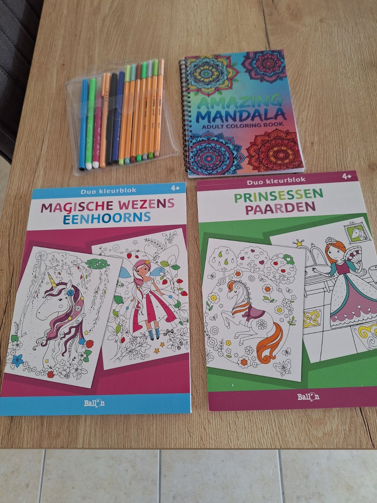 2 nieuwe dikke kleurboeken, mandala en stiften gratis, Hobby en Vrije tijd, Ophalen, Nieuw, Potlood of Stift