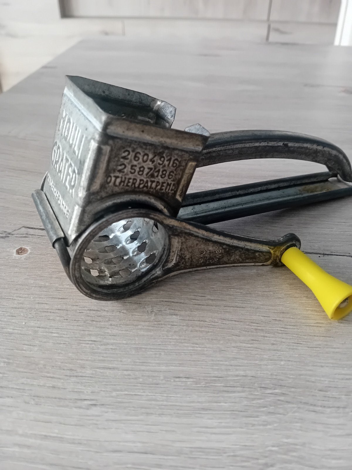 antiek mouli grater made in france, Fietsen en Brommers, Ophalen