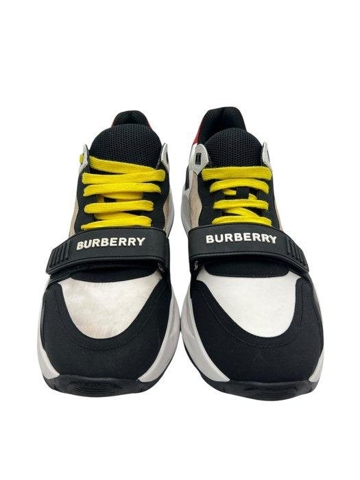 Burberry -  regis - Sneakers - maat 44 - beige, Bruin, Ophalen of Verzenden, Zo goed als nieuw, Sneakers