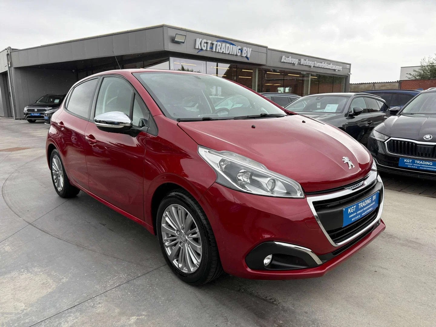 Peugeot 208 1.2i 5-DEURS NAVIGATIE CARPLAY LED PARKEERSENSOR, Stof, Gebruikt, 1199 cc, Bedrijf
