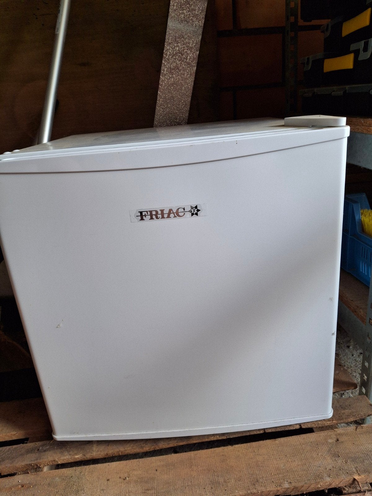 Mini diepvries 31l, ideaal voor op kot of kleine ruimtes, Minder dan 75 liter, Ophalen, Zo goed als nieuw, Minder dan 85 cm