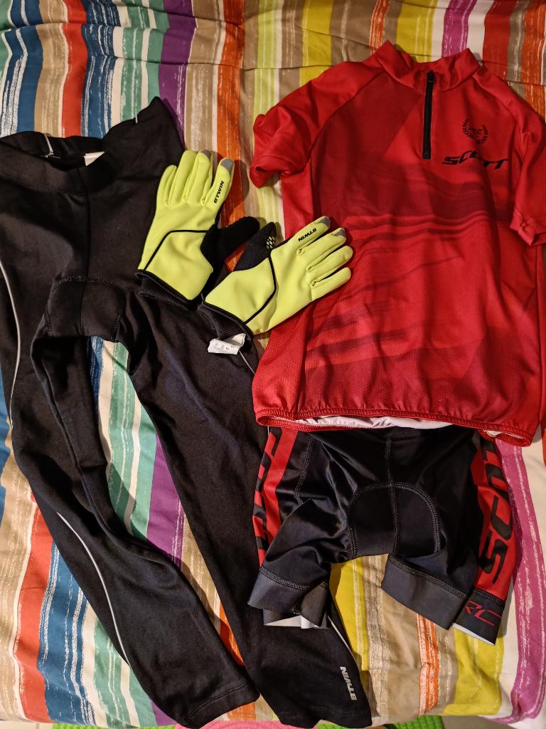 fietshelm + MTB-kledij (Scott / Decathlon) maat 140-152, Garçon ou Fille, Comme neuf, Vêtements de sport ou Maillots de bain, Scott & Decathlon