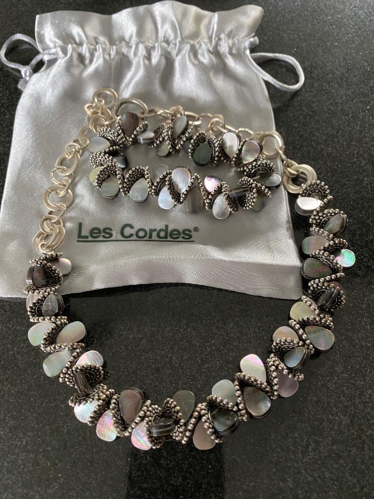 Halsketting Les Cordes - grijs groen, Handtassen en Accessoires, Ophalen of Verzenden, Zo goed als nieuw, Overige kleuren, Overige materialen