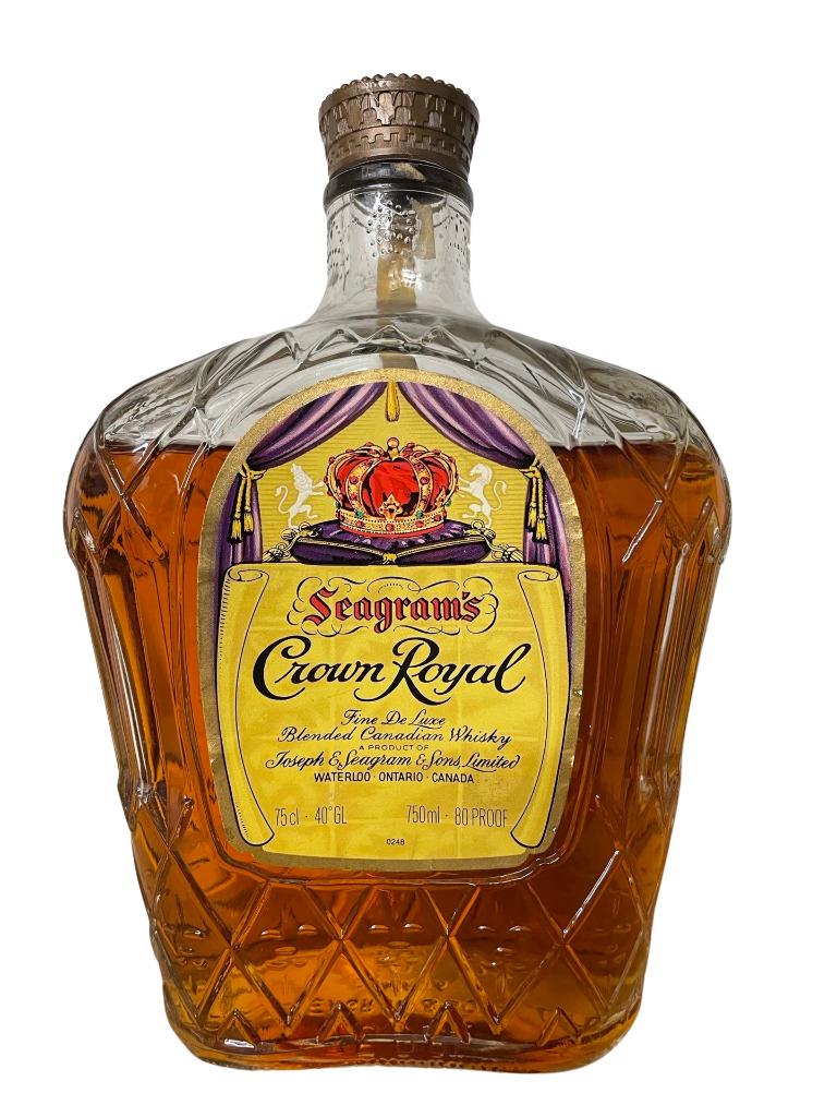 De whiskyfles van Crown Royal Seagram geopend, Verzamelen, Ophalen of Verzenden, Gebruikt, Overige gebieden, Overige typen