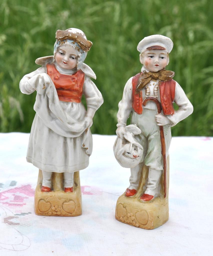 paire d'anciennes statuettes en biscuit numerotée 3950, Antiquités & Art, Enlèvement ou Envoi